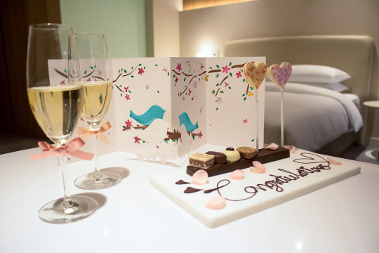 그랜드 하얏트 인천이 허니무너들을 위한 '로맨스 이스케이프' 패키지를 선보인다. 스파클링 와인, 최대 7일 주차, 체크아웃 연장 등을 포함해 인천국제공항과 3분 거리에 위치한 호텔에서 결혼식의 피로를 풀고 여운은 간직하게 해주는 패키지다. 그랜드 하얏트 인천 제공